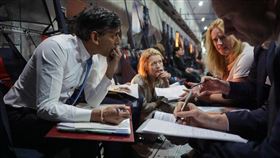 訪問以色列後  英相蘇納克轉往沙烏地阿拉伯英國首相蘇納克（左1）19日馬不停蹄接連訪問以色列和沙烏地阿拉伯，尋求穩定區域局勢、防止以巴衝突擴散。圖為蘇納克在前往沙國的飛機上與高階顧問舉行工作會議。（英國首相府提供）中央社記者陳韻聿倫敦傳真  112年10月20日