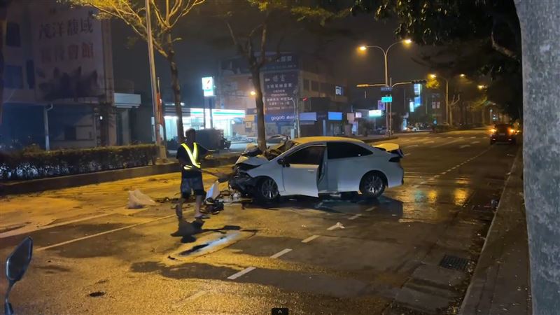疑疲勞駕駛車全毀！居民總動員滅火