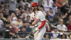 ▲哈波（Bryce Harper）趁暴投撲回本壘，國聯冠軍賽第3戰費城人先得分。（圖／美聯社／達志影像）