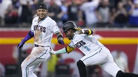 ▲馬提（Ketel Marte）敲出再見安打，響尾蛇搶下國聯冠軍賽首勝。（圖／美聯社／達志影像）