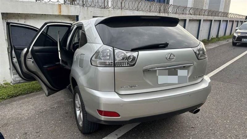 LEXUS休旅車自撞　車頭變形駕駛送醫