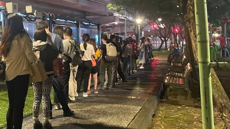 台塑進駐內湖　「人龍擠不上公車」畫面曝
