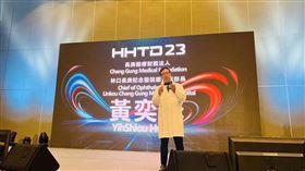 林口長庚眼科部部長黃奕修於鴻海科技日展示CoDoctor Eye手持式智慧眼底影像擷取儀。（圖／鴻海提供）