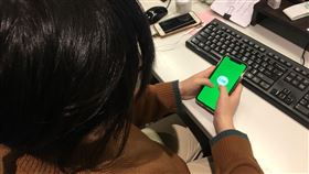 LINE,通訊軟體,聊天,視訊,滑手機,低頭族,示意圖／記者林奇樺攝影
