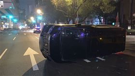 台中「陸上頭等艙」自撞，90度翻覆，駕駛消失逃逸(圖／翻攝畫面)