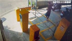 苗栗竹南車站旁停車場屢遭小偷，嫌犯遭逮後2天又回來偷。（圖／翻攝畫面）