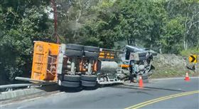 台14線埔霧公路77K處、霧社往埔里，砂石車「人止關」前翻覆，衝撞護欄險墜谷(圖／翻攝畫面)
