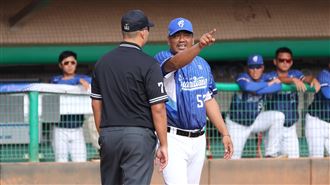 不滿重播輔助改判　陳金鋒抗議被驅逐出場