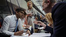 英首相府：蘇納克擬訪問埃及  續促緩和衝突局勢英國首相府預告，首相蘇納克（左）20日上午擬赴埃及訪問，與埃及領導人會晤。圖為蘇納克19日在由以色列轉往沙烏地阿拉伯的飛機上與高階顧問舉行工作會議。（英國首相府提供）中央社記者陳韻聿倫敦傳真  112年10月20日