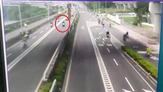 外送員越級騎重機撞護欄亡　車禍瞬間曝光