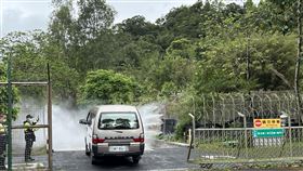 桃園狒狒屍體送抵北市動物園檢疫救傷中心在桃園出沒多日的狒狒27日被捕獲，牠因左胸受槍擊而傷重不治死亡，狒狒屍體28日上午近11時送抵台北市立動物園檢疫救傷中心。中央社記者陳昱婷攝  112年3月28日