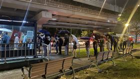 台塑進駐內湖，實際走訪附近公車站大排長龍，不過民眾表示非近期現象。（圖／記者楊晏琳攝影）