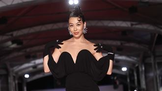 蔡詩芸紅毯深V炸美胸　超辣曲線震撼全場