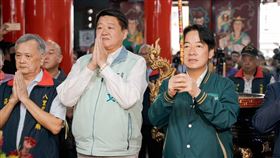 賴清德今（20）日下午接連前往八里、淡水宮廟參香祈福，持續勤走基層，與鄉親暢談國政。（圖／賴辦提供）