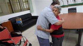 82歲嬤沒錢探監…典獄長派專車接送！兒見老母秒落淚：出去會好好做人　圖文／CTWANT