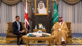 英相訪沙烏地阿拉伯  籲發揮領導力穩定區域局勢英國首相蘇納克（左）19日訪問沙烏地阿拉伯，與王儲穆罕默德．沙爾曼會晤。蘇納克敦促穆罕默德．沙爾曼運用沙國在區域內的領導力，促進中東地區現階段以及更長期的穩定。（英國首相府提供）中央社記者陳韻聿倫敦傳真  112年10月20日