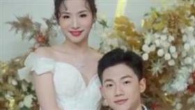 王伯源（右）先前跟中國娃娃曬出婚紗照。（圖／翻攝自臉書）