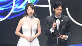 蔡頤榛（五熊）、吳政迪頒發動畫節目獎。