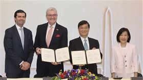 台灣與紐澤西州簽署MOU外交部20日舉辦「台灣－紐澤西州瞭解備忘錄簽署儀式」，紐澤西州州長墨菲（Phil Murphy）（左2）、紐澤西州經發廳廳長蘇利文（Tim Sullivan）（左）、經濟部次長陳正(示其)（右2）等人出席，備忘錄內容跨足經貿、教育與資訊分享等領域。中央社記者張皓安攝  112年10月20日