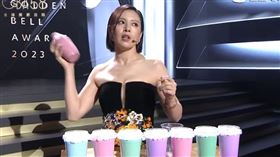 劉品言示範實境秀一邊手搖奶昔一邊主持。