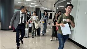 蔡允中大使協助專機僑民及國人通關（圖／外交部提供）