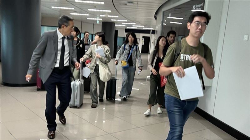 撤僑專機抵達羅馬！國人感謝外交部助撤離