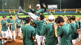 ▲台鋼雄鷹二軍封王，總教練洪一中被球員拋起。（圖／中華職棒提供）