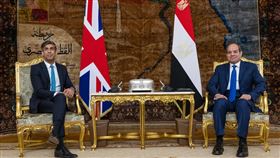 英國首相蘇納克與埃及總統會晤英國首相蘇納克（左）20日在埃及首都開羅與總統塞西（右）會晤，雙方同意各國領導人應盡其所能避免衝突在區域內蔓延，並保護平民。（英國首相府提供）中央社記者陳韻聿倫敦傳真  112年10月21日
