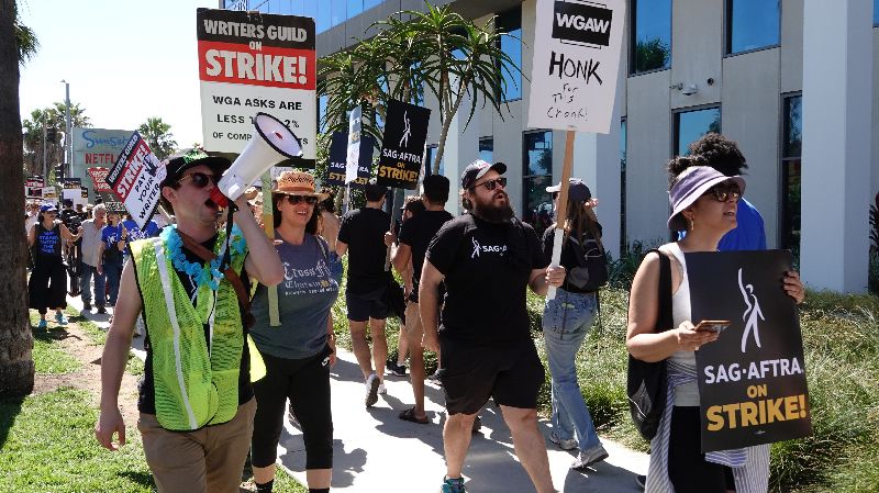 美國聯邦政府停擺,全國掀起罷工潮,圖為好萊塢片場罷工運動