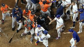 ▲賈西亞（Adolis Garcia）開轟後慶祝動作太大，下個打席挨觸身球，兩隊板凳清空。（圖／美聯社／達志影像）