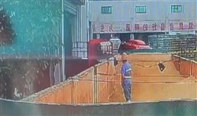 ▲青島啤酒廠工人「尿尿進原料倉」！噁爆畫面曝光　網震驚：才剛喝（圖／翻攝自微博）

