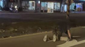 台中沙鹿馬路上晚間出現婦人跪地爬。（圖／翻攝臉書社團沙鹿之美）