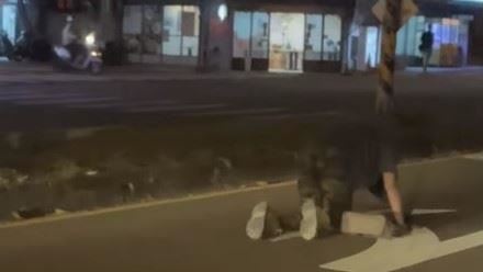 中邪？婦人暗夜馬路跪地爬　真實原因曝光