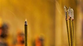 ▲一名女網友表示婆婆入教後的誇張行為，逼得公公將她趕出家門。（示意圖／Pixabay）