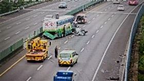雲林國道三號遊覽車小客車車禍，4人無呼吸心跳。（圖／翻攝畫面）