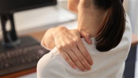 五十肩又名冰凍肩，全名為「沾黏性關節囊炎」，肇因於肩膀的「盂肱關節」因不明原因出現發炎與纖維化，典型症狀為肩膀疼痛伴隨關節活動度顯著減少。一位中老年男性病患，肩膀出現劇烈疼痛，且看了6個月的醫生，整復、推拿等方法都嘗試過，病情卻不見好轉。表示自己『越治療肩膀越痛』，手臂完全無法抬升。他甚至懷疑自己的關節是否被整復師『喬壞了』