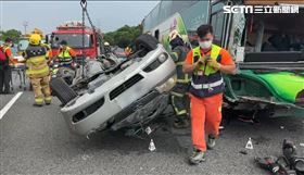 雲林國道三號遊覽車小客車車禍，4人無呼吸心跳。（圖／翻攝畫面）