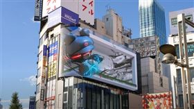 台灣精品吉祥物福熊君揮出勝利的全壘打預告臺灣產品將為大家帶來美好的智慧永續生活，吸引日本群眾紛紛駐足觀看。（圖／貿協提供）