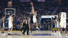 ▲溫班亞馬（Victor Wembanyama）和柯瑞（Stephen Curry）跳球。（圖／路透社／達志影像）