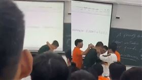 ▲上課沒收學生手機！老師慘遭學生「2次鎖喉」不敢還手　同學急衝上台（圖／翻攝自微博）

