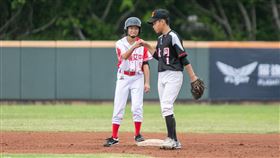 ▲高雄女中捕手許湘宜敲出全隊第1支安，再靠失誤上二壘，連對手大同高中內野手也向她致意。（圖／翻攝中信盃黑豹旗高中棒球大賽FACEBOOK官方粉絲團）