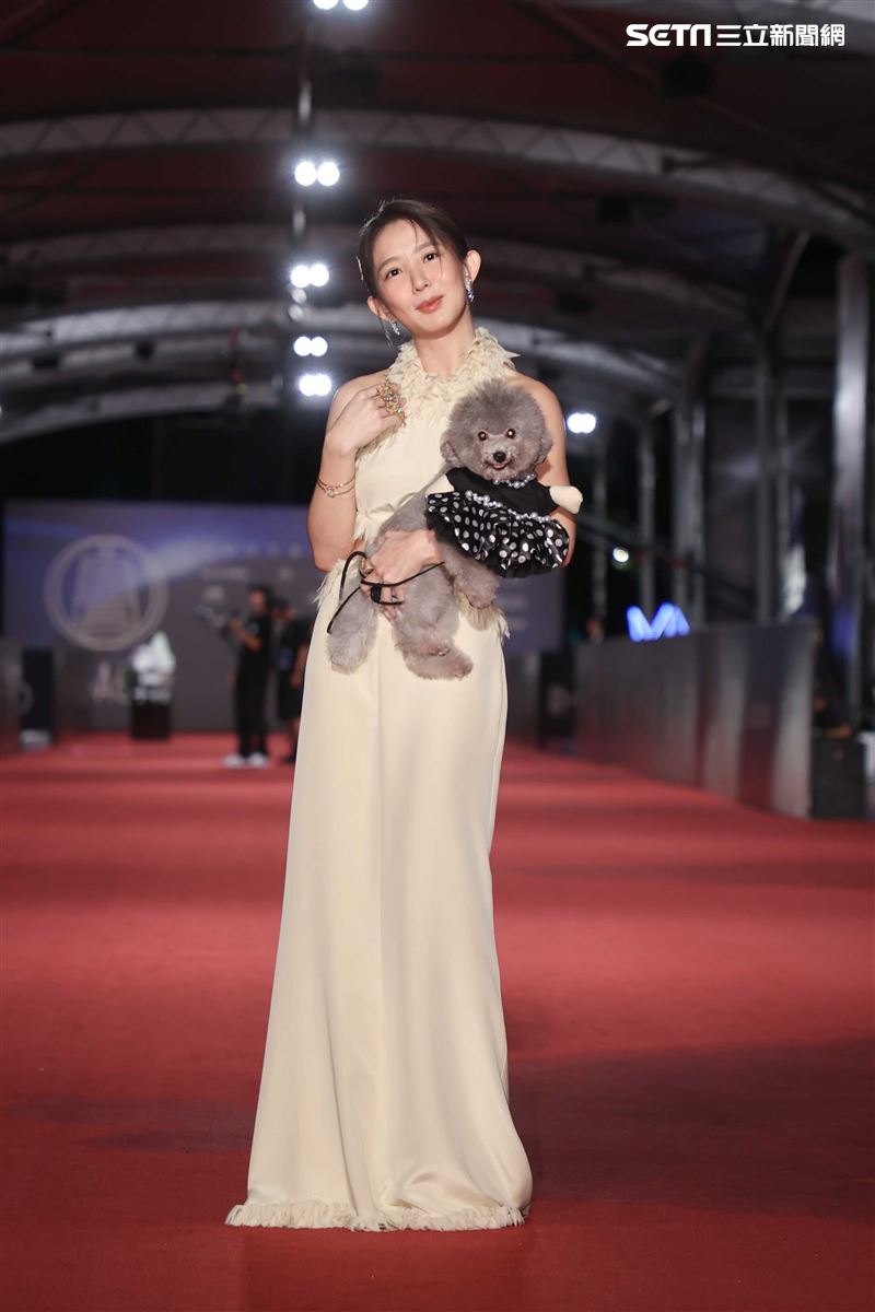 郭書瑤「封奶」改秀嫩白美背。（圖／記者邱榮吉、楊澍攝影）