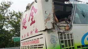 雲林國道三號遊覽車小客車車禍，4人無呼吸心跳。（圖／翻攝畫面）