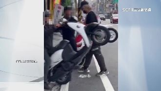 待轉區「窄」出名！騎士「翹孤輪」拍片諷