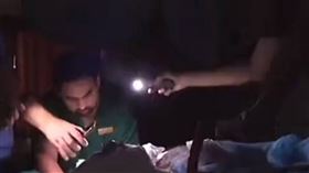 ▲除了藥物用罄外，加薩醫院因斷電陷入漆黑，醫生被迫藉助手機的微弱光線進行手術。（圖／擷取自X）