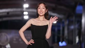 1女被4男簇擁　最美星二代全說了