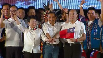 經典畫面！漢子禿子燕子合體　萬人造勢