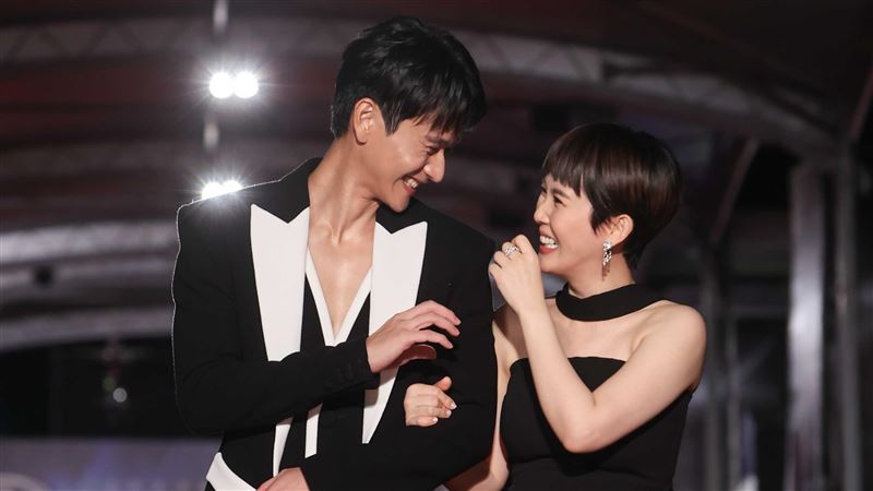 金鐘紅毯／孫可芳孕肚亮相　放閃劉冠廷