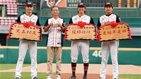 ▲統一獅特別製作3面名句匾額，由馬西屏頒給3位亞運國手。（圖／統一獅球團提供）