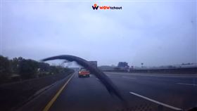 國道1號南下274公里處發生轎車擋風玻璃被輪胎皮砸裂的事件。（圖／翻攝自WoWtchout）
